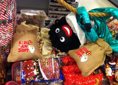 Zwarte Piet Sinterklaas supermarkt Hellevoetsluis