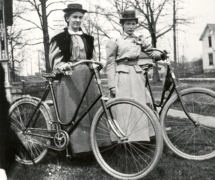 Womenwithbikes1900